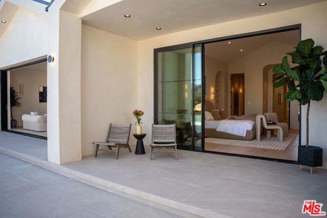 22821 Collins Street, Woodland Hills (los Angeles), CA 91367