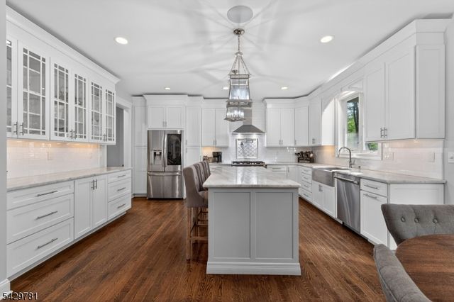 56 Beechwood Place, Watchung Boro, NJ 07069