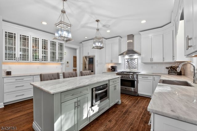 56 Beechwood Place, Watchung Boro, NJ 07069