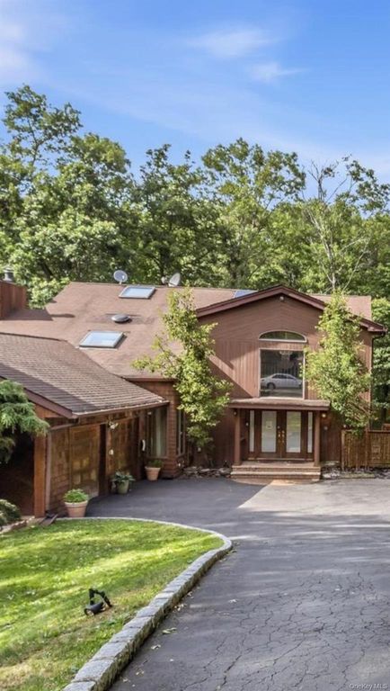 1 Brothers Court, Dix Hills, NY 11746