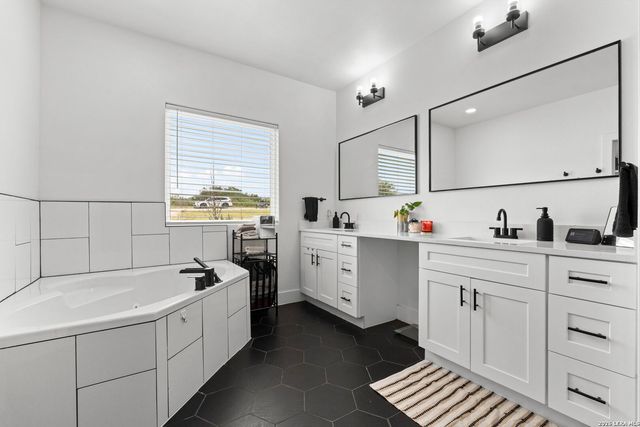 921 COUNTY ROAD 2801 E, Mico, TX 78056