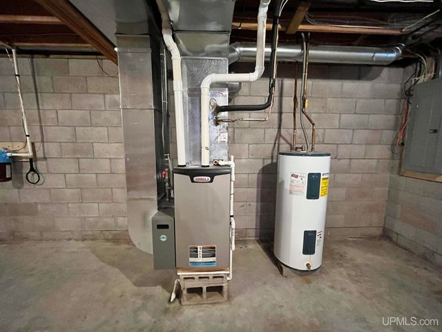 9015 E Powell Lake Road, Wetmore, MI 49895