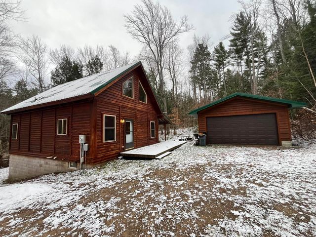 9015 E Powell Lake Road, Wetmore, MI 49895