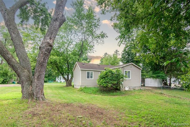 3110 Brisbane Street, Walled Lake, MI 48390