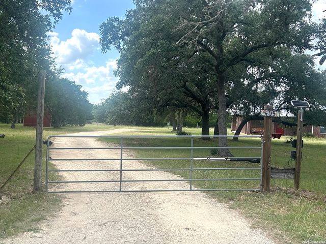 495 HILL COUNTRY DR, Pipe Creek, TX 78063