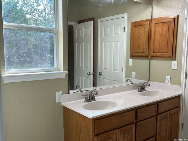 495 HILL COUNTRY DR, Pipe Creek, TX 78063