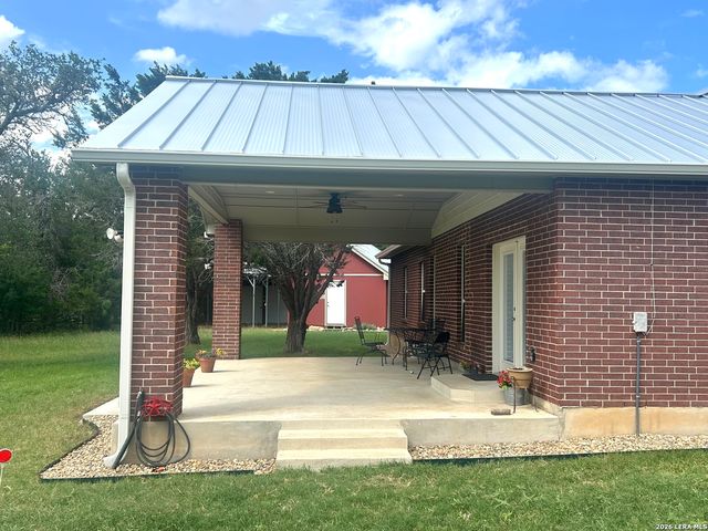 495 HILL COUNTRY DR, Pipe Creek, TX 78063