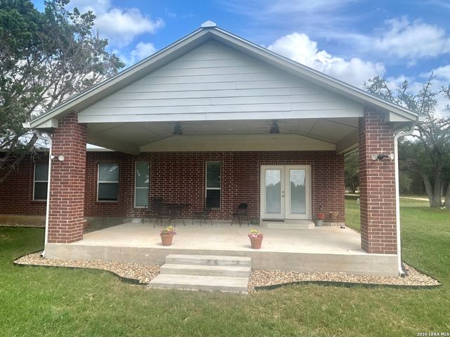 495 HILL COUNTRY DR, Pipe Creek, TX 78063