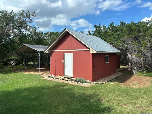 495 HILL COUNTRY DR, Pipe Creek, TX 78063