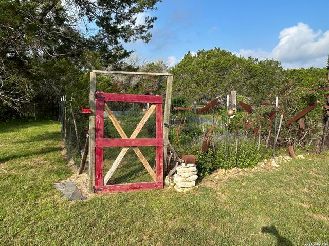 495 HILL COUNTRY DR, Pipe Creek, TX 78063