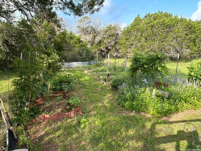 495 HILL COUNTRY DR, Pipe Creek, TX 78063