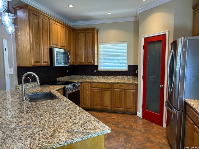 495 HILL COUNTRY DR, Pipe Creek, TX 78063