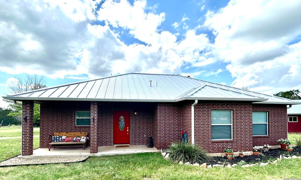 495 HILL COUNTRY DR, Pipe Creek, TX 78063