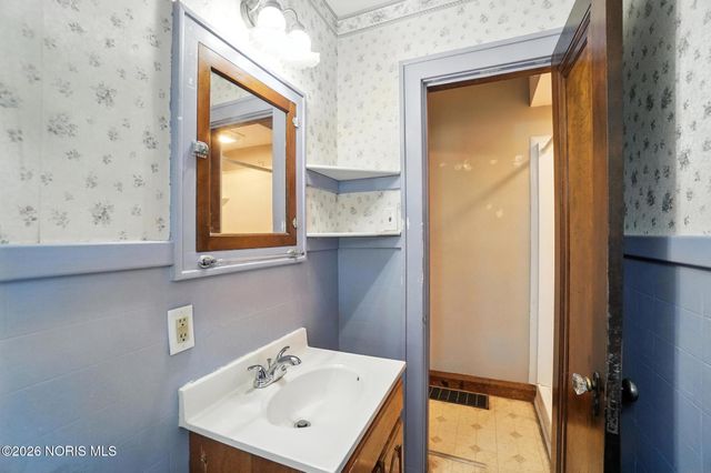 29 Lemoyne Road, Northwood, OH 43619