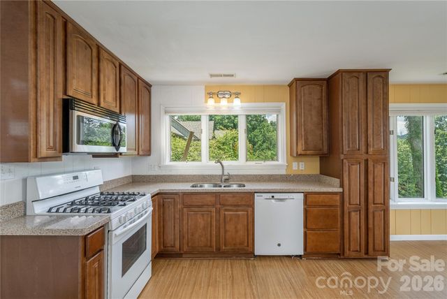811 Town Mountain Road, Asheville, NC 28804