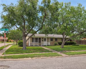702 Drexel Dr, Corpus Christi, TX 78412