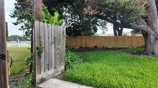 5946 Willowbend Boulevard, Houston, TX 77096