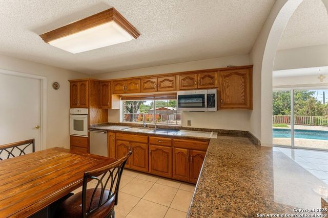 6323 Forest Bnd, San Antonio, TX 78240