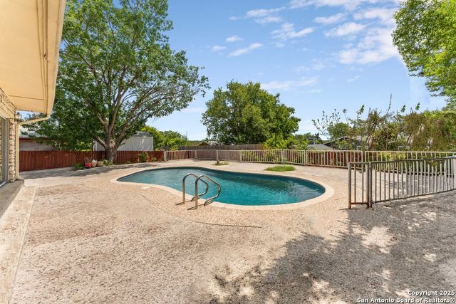 6323 Forest Bnd, San Antonio, TX 78240