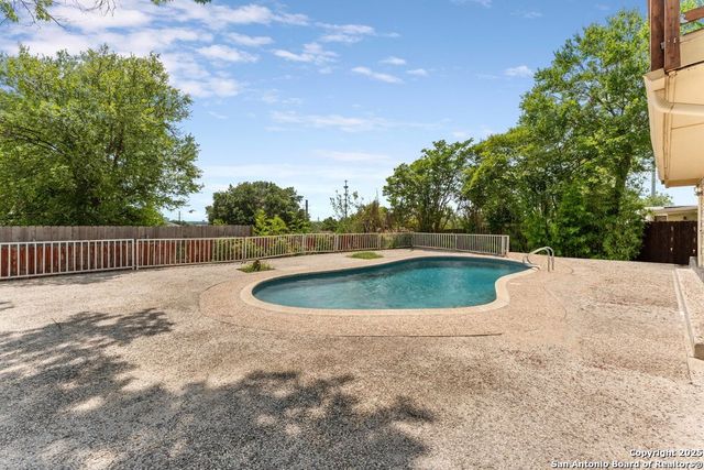 6323 Forest Bnd, San Antonio, TX 78240
