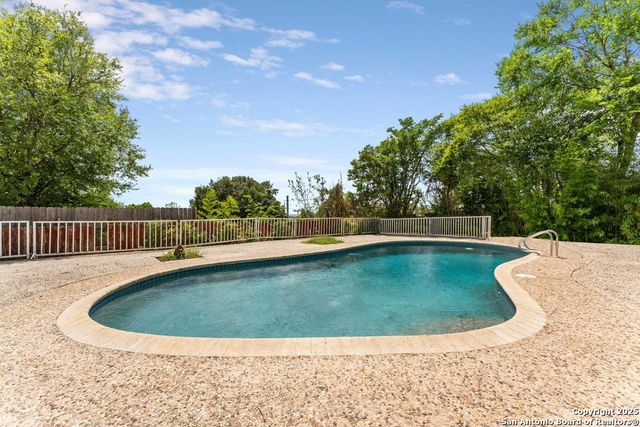 6323 Forest Bnd, San Antonio, TX 78240