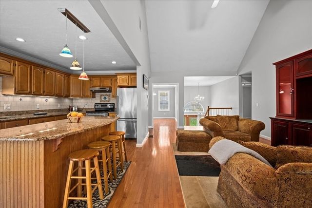 37 Dupuis Ave, Worcester, MA 01604