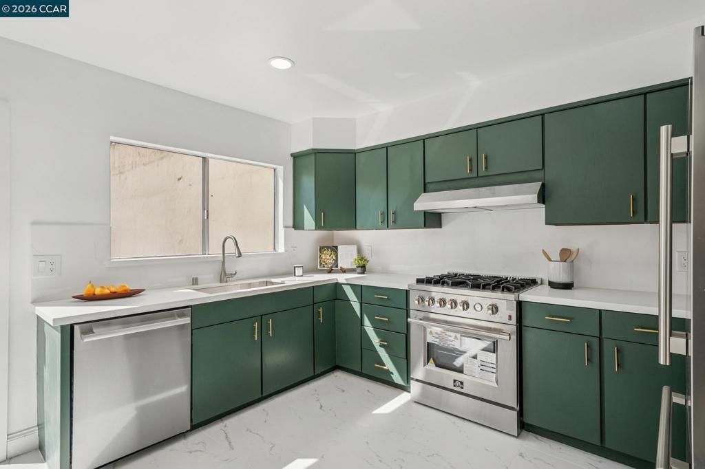 Image 12 of property listing at 607 6th Ave, San Francisco, CA 94118