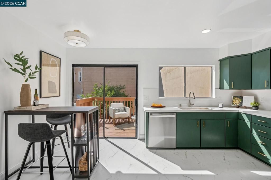 Image 13 of property listing at 607 6th Ave, San Francisco, CA 94118