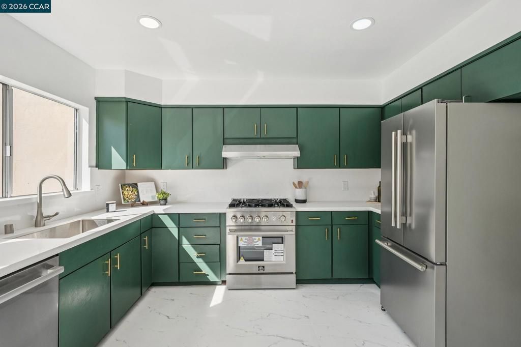 Image 15 of property listing at 607 6th Ave, San Francisco, CA 94118