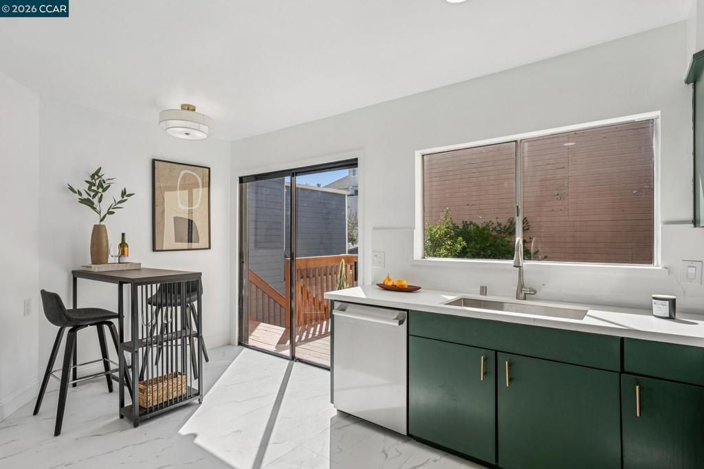 Image 18 of property listing at 607 6th Ave, San Francisco, CA 94118