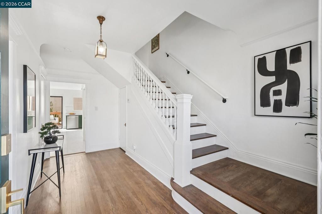 Image 3 of property listing at 607 6th Ave, San Francisco, CA 94118