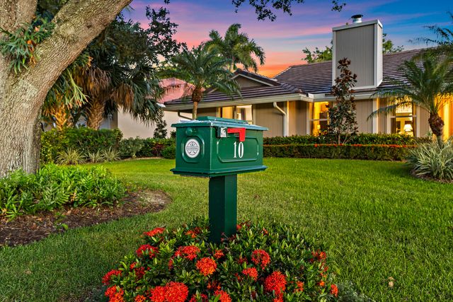 10 Bentwood Road, Palm Beach Gardens, FL 33418