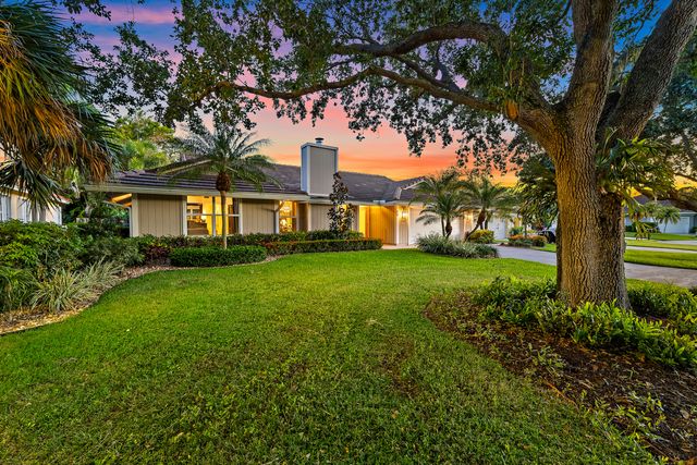 10 Bentwood Road, Palm Beach Gardens, FL 33418