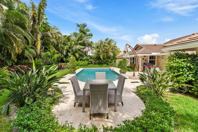 10 Bentwood Road, Palm Beach Gardens, FL 33418