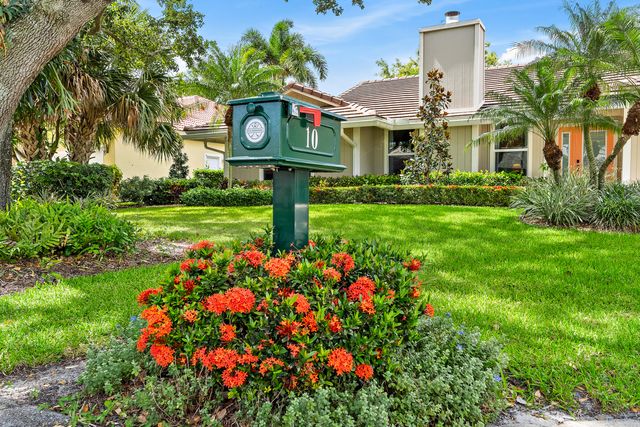10 Bentwood Road, Palm Beach Gardens, FL 33418