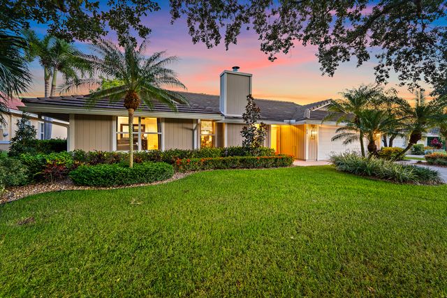 10 Bentwood Road, Palm Beach Gardens, FL 33418
