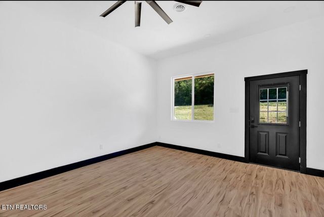 1570 W Dumplin Valley Rd, Dandridge, TN 37725