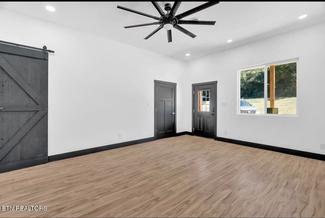 1570 W Dumplin Valley Rd, Dandridge, TN 37725