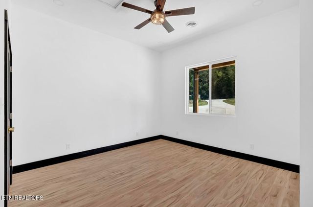 1570 W Dumplin Valley Rd, Dandridge, TN 37725