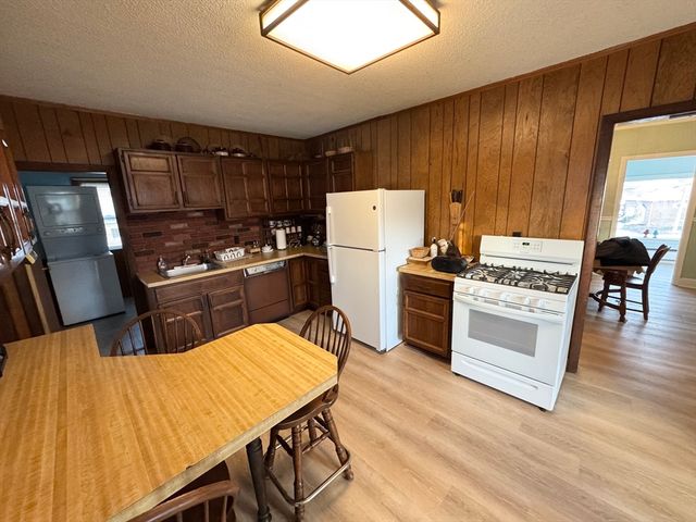 262 Oak Hill Rd 2, Fitchburg, MA 01420