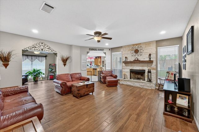 582 Tanglewood Drive, Burleson, TX 76028