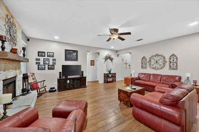 582 Tanglewood Drive, Burleson, TX 76028