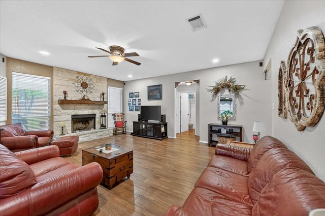 582 Tanglewood Drive, Burleson, TX 76028