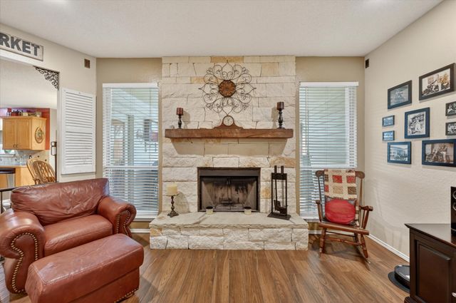 582 Tanglewood Drive, Burleson, TX 76028
