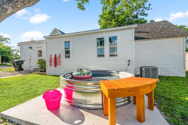 703 E Highway ST, Fredericksburg, TX 78624