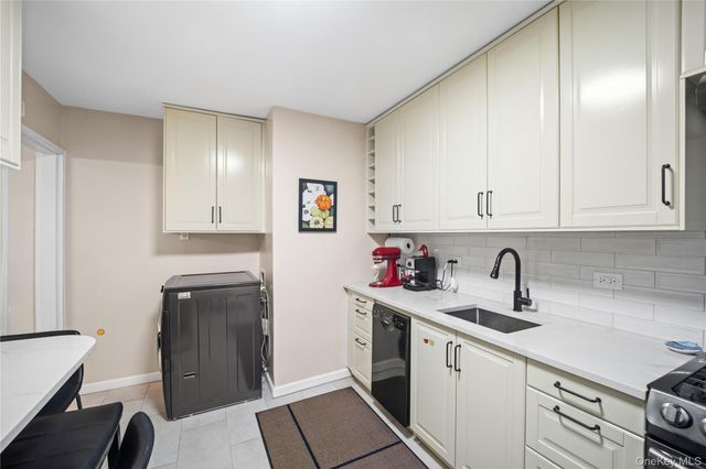 73-19 220th Street 140B2, Bayside, NY 11364