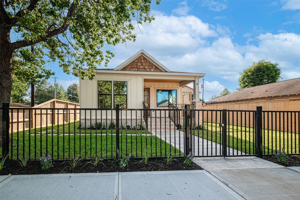 301 Vincent Street, Houston, TX 77009