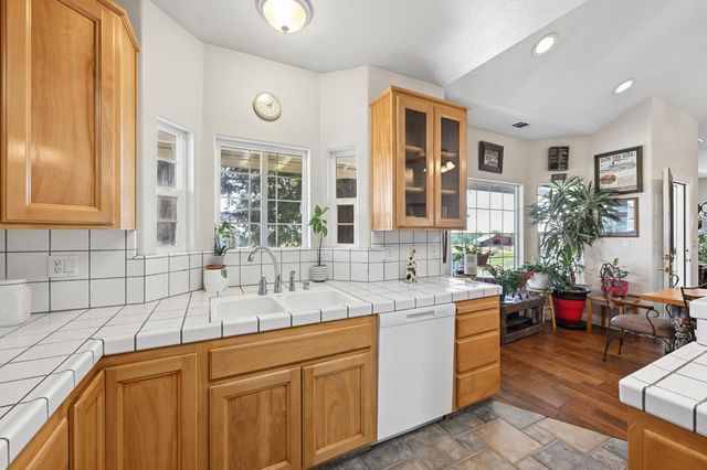 2857 Moonshine Ln, Loomis, CA 95650