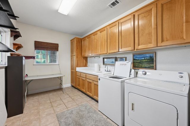 2857 Moonshine Ln, Loomis, CA 95650