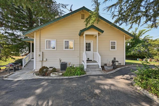 2857 Moonshine Ln, Loomis, CA 95650